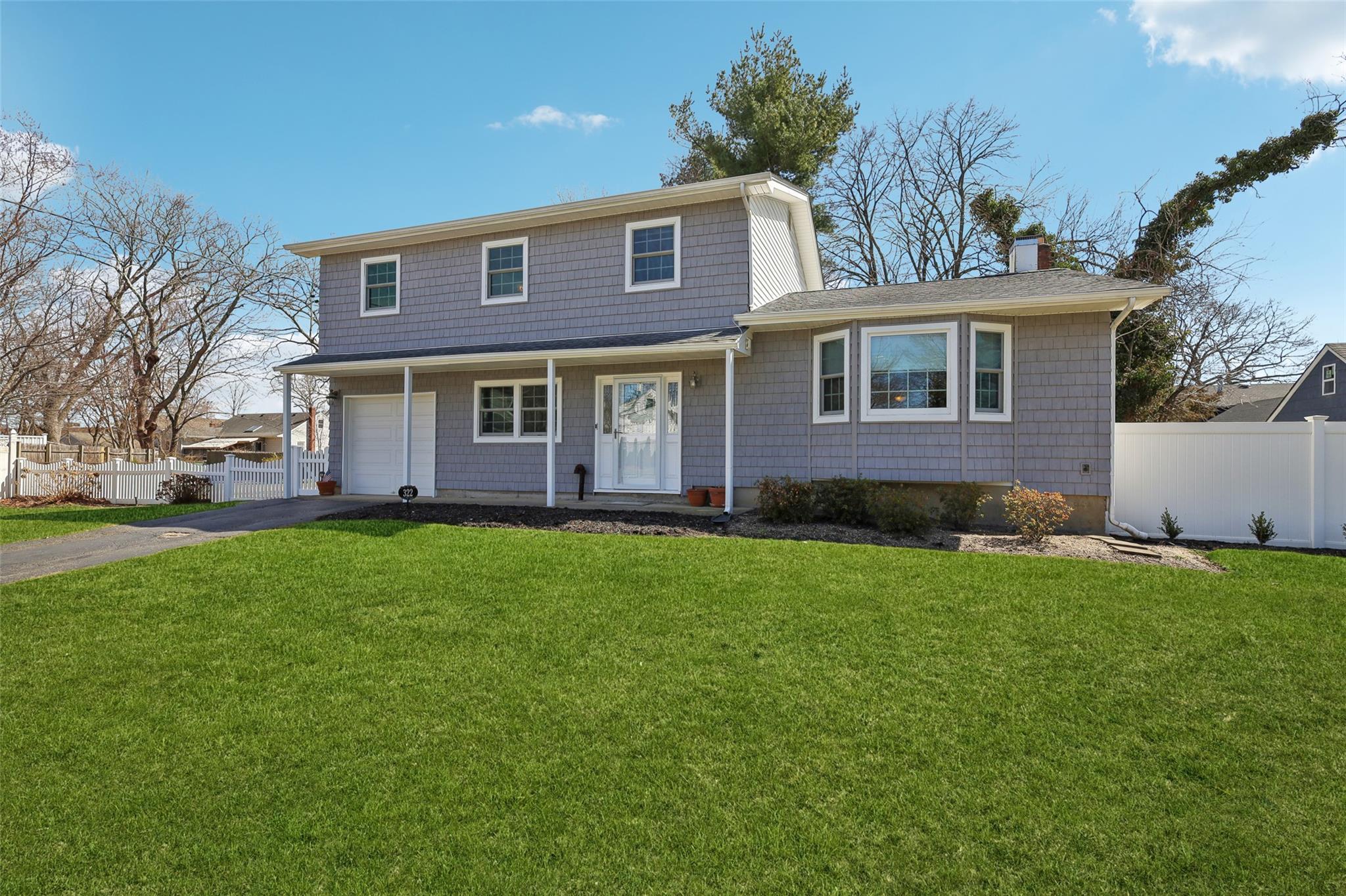 W 4th St, Deer Park, NY 11729