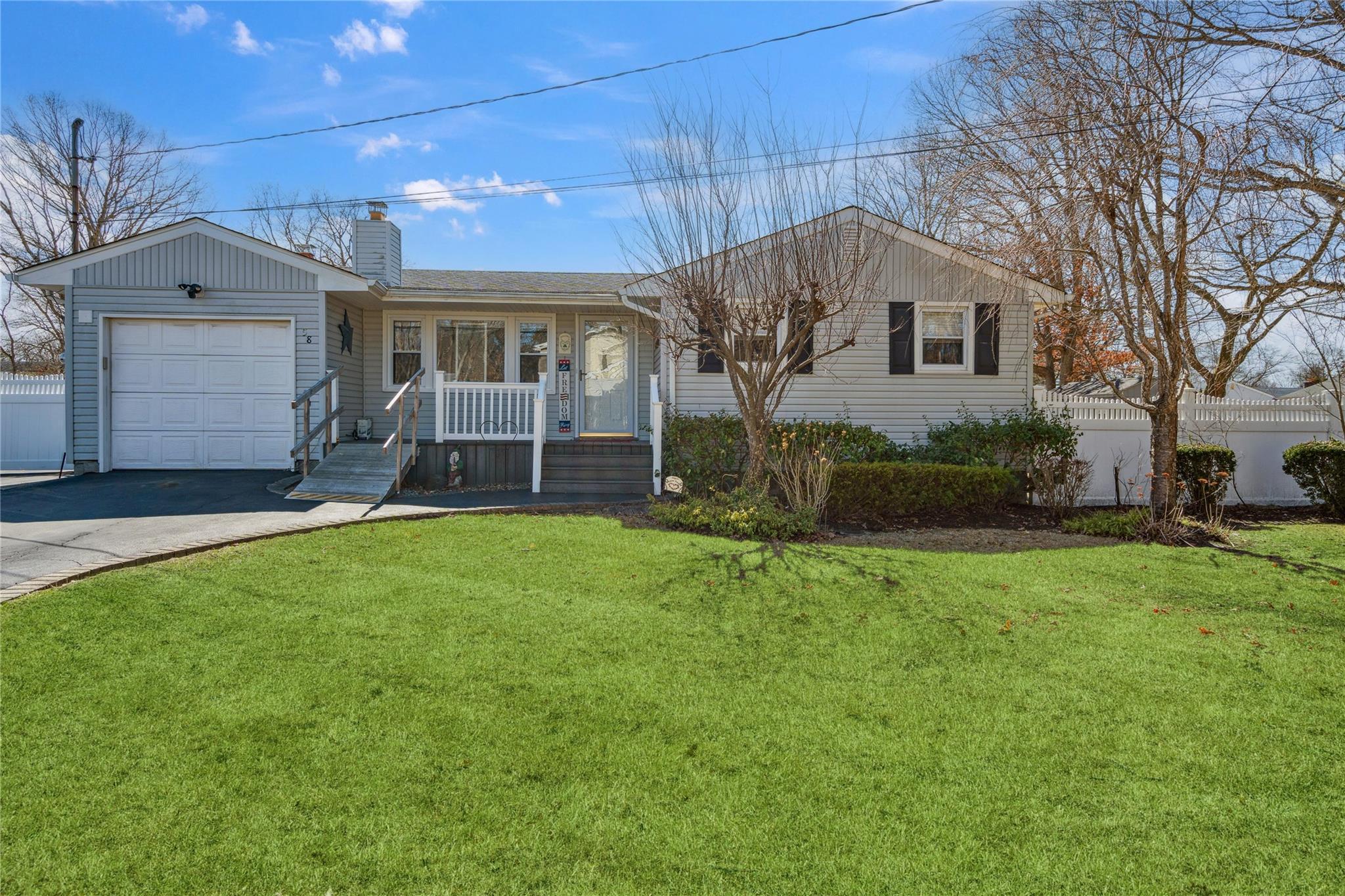 Wayne St, Hauppauge, NY 11788