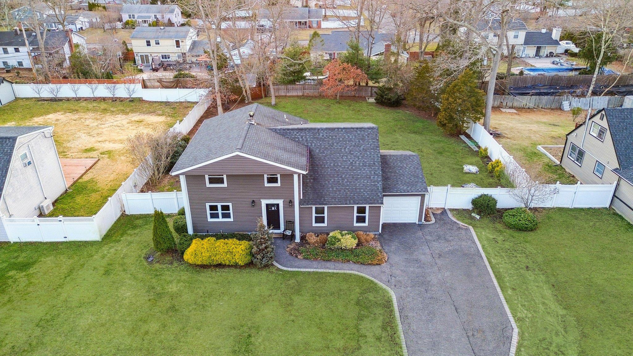 Sandpiper Ln, Coram, NY 11727