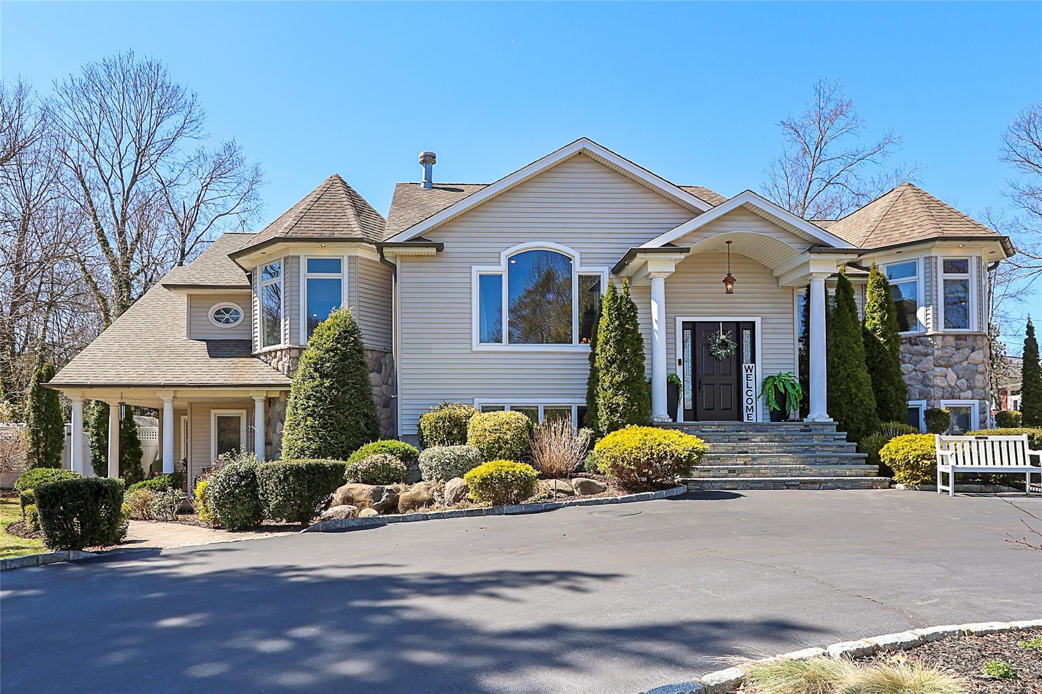 Burrwood Ct, East Northport, NY 11731