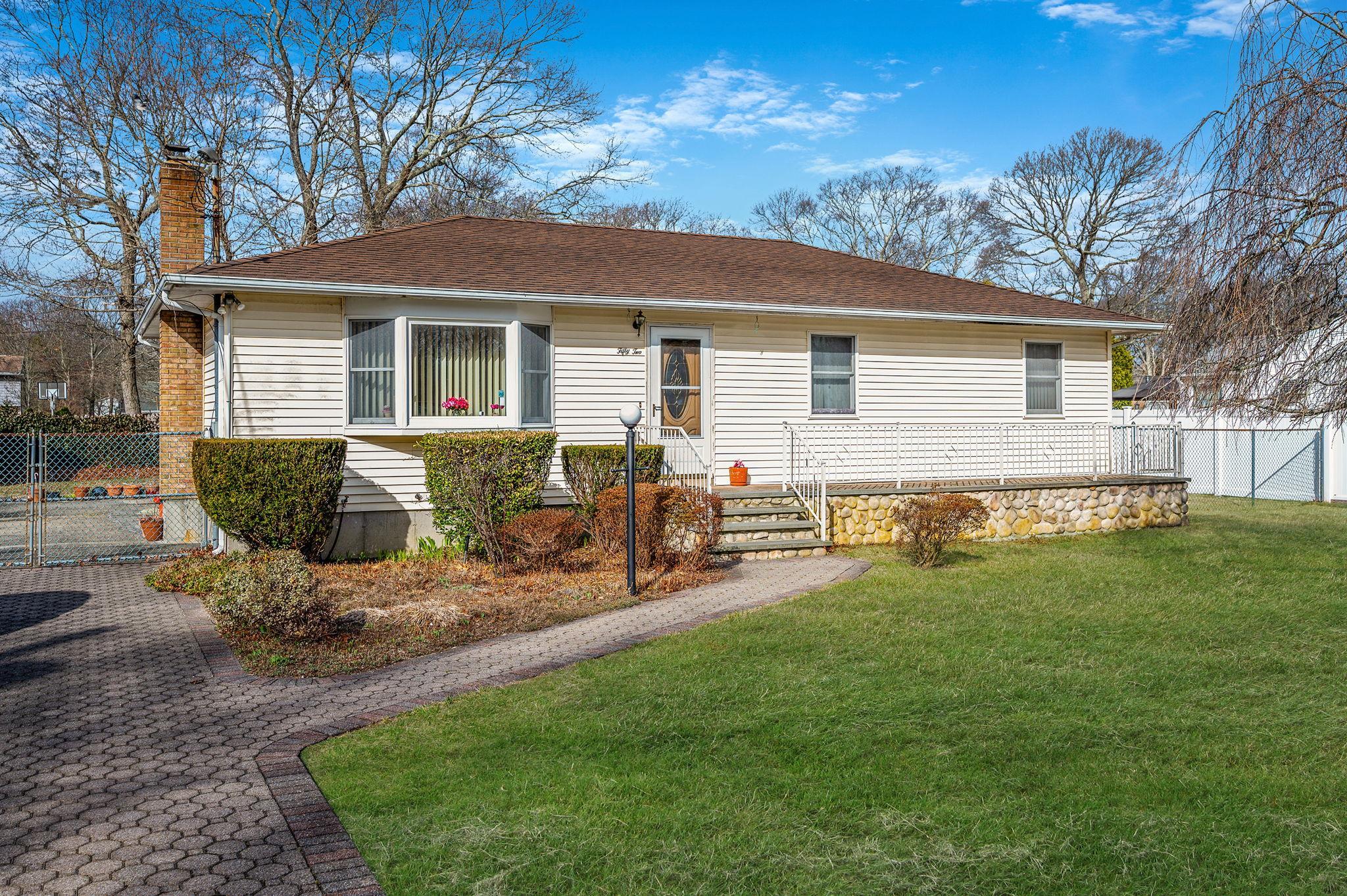 Heston Rd, Shirley, NY 11967
