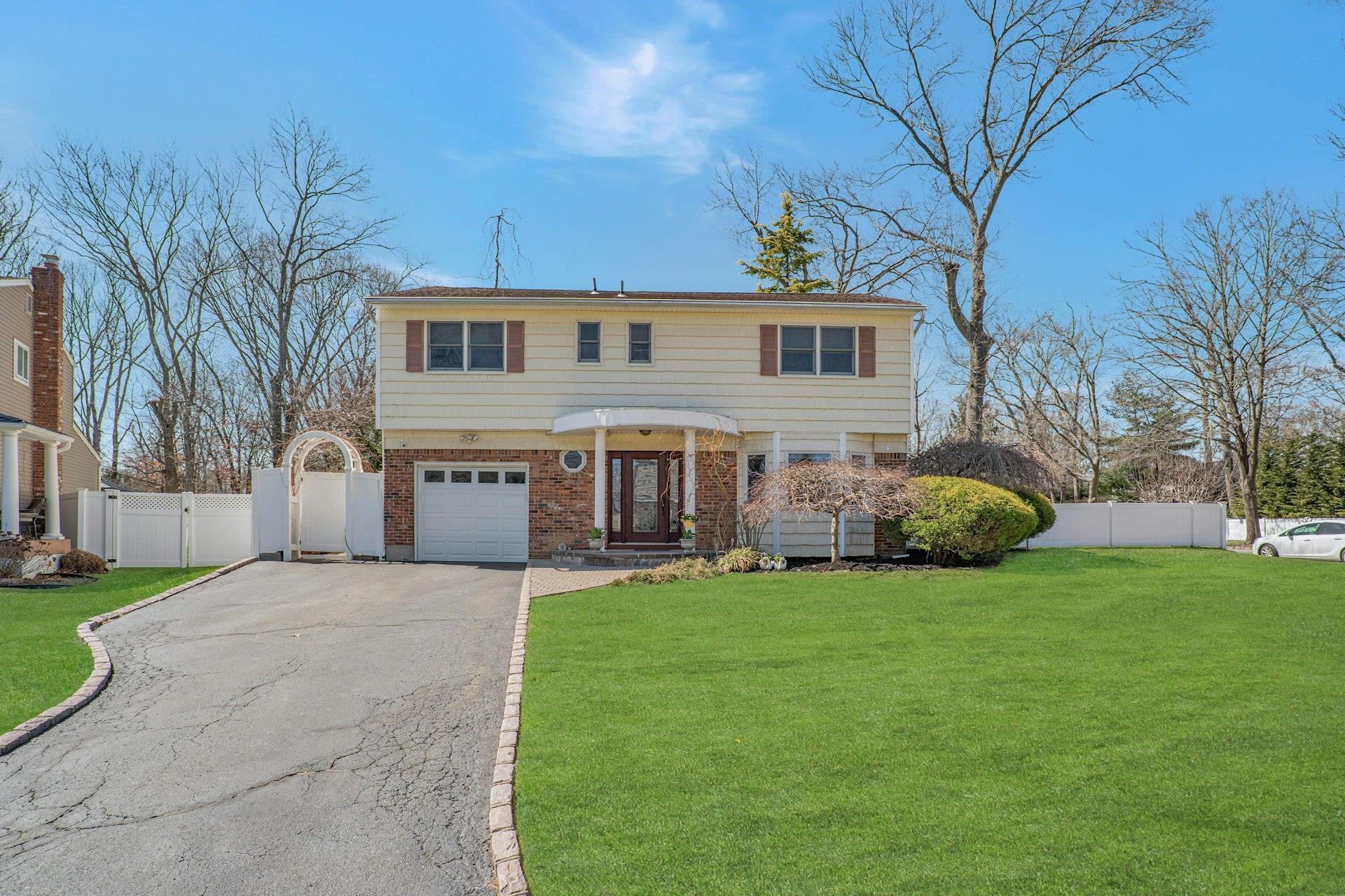 Glenmere Ln, Commack, NY 11725