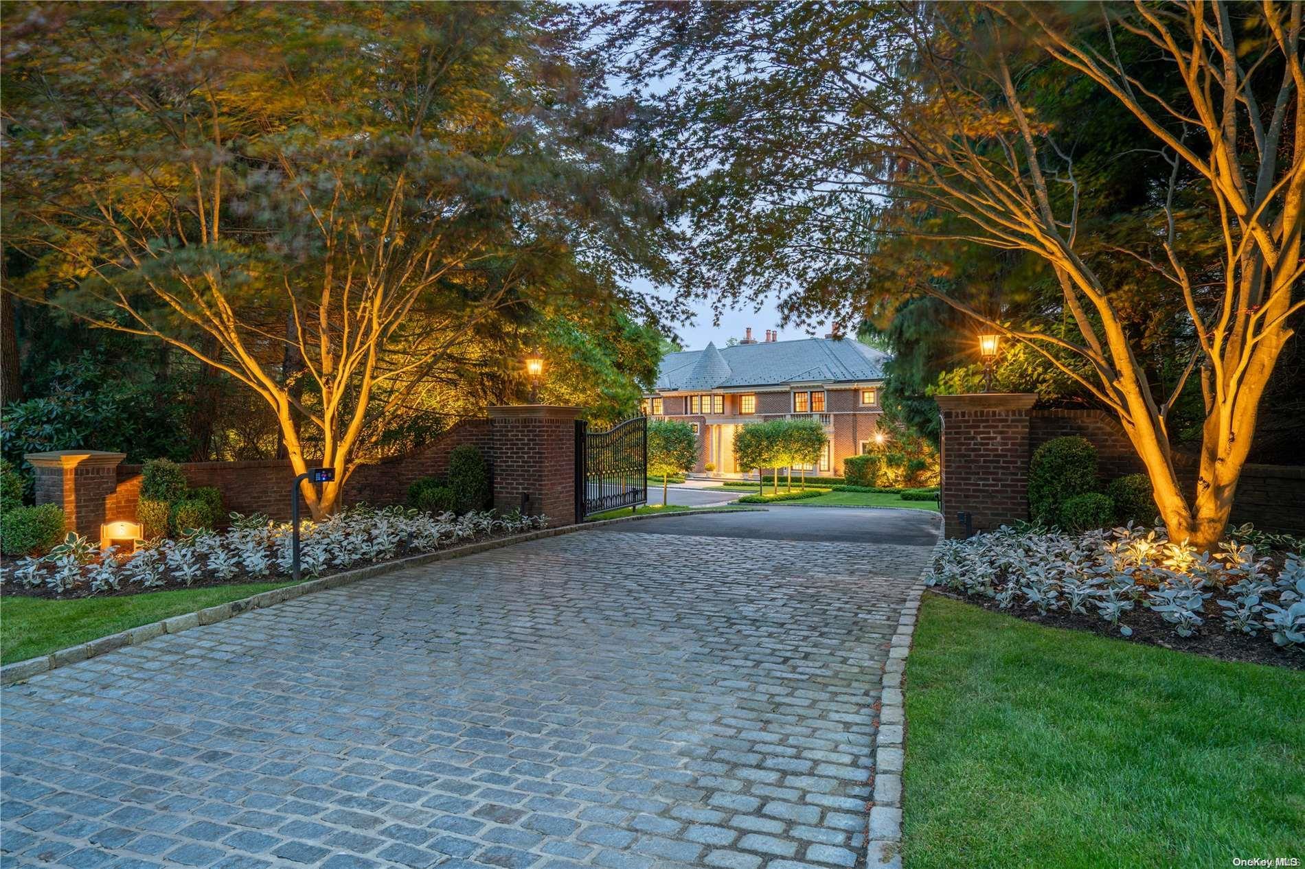 Saddle Ridge Rd, Old Westbury, NY 11568