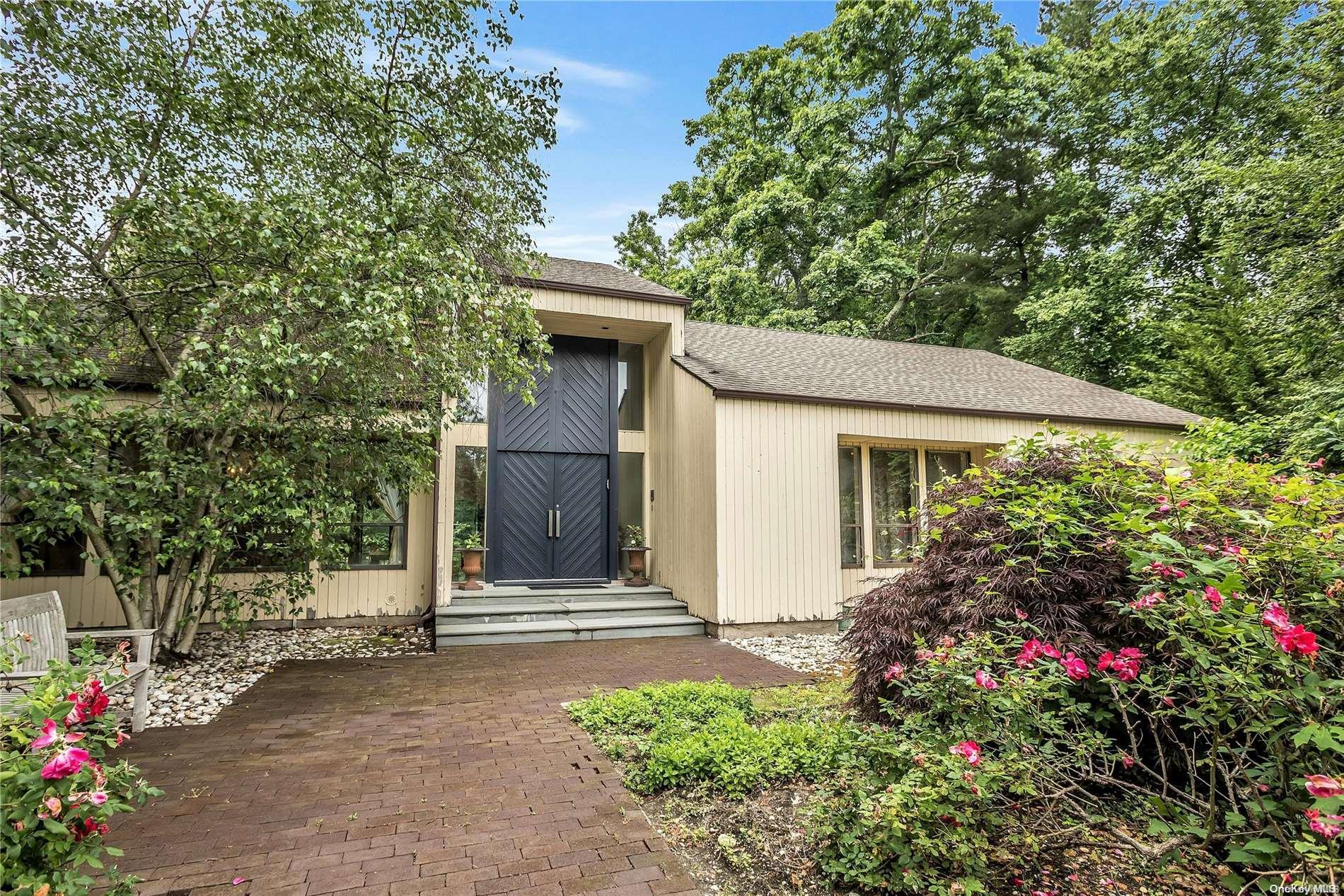 Colt Pl, Old Westbury, NY 11568