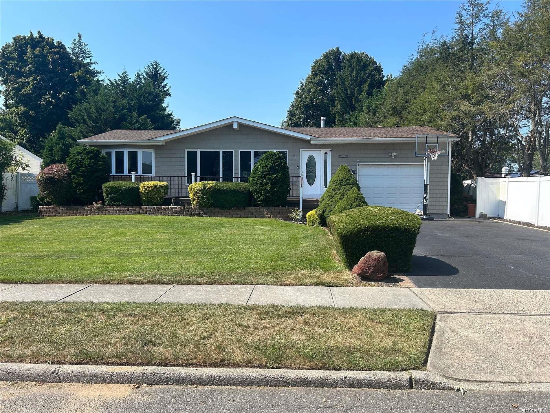 Hayrick Ln, Commack, NY 11725