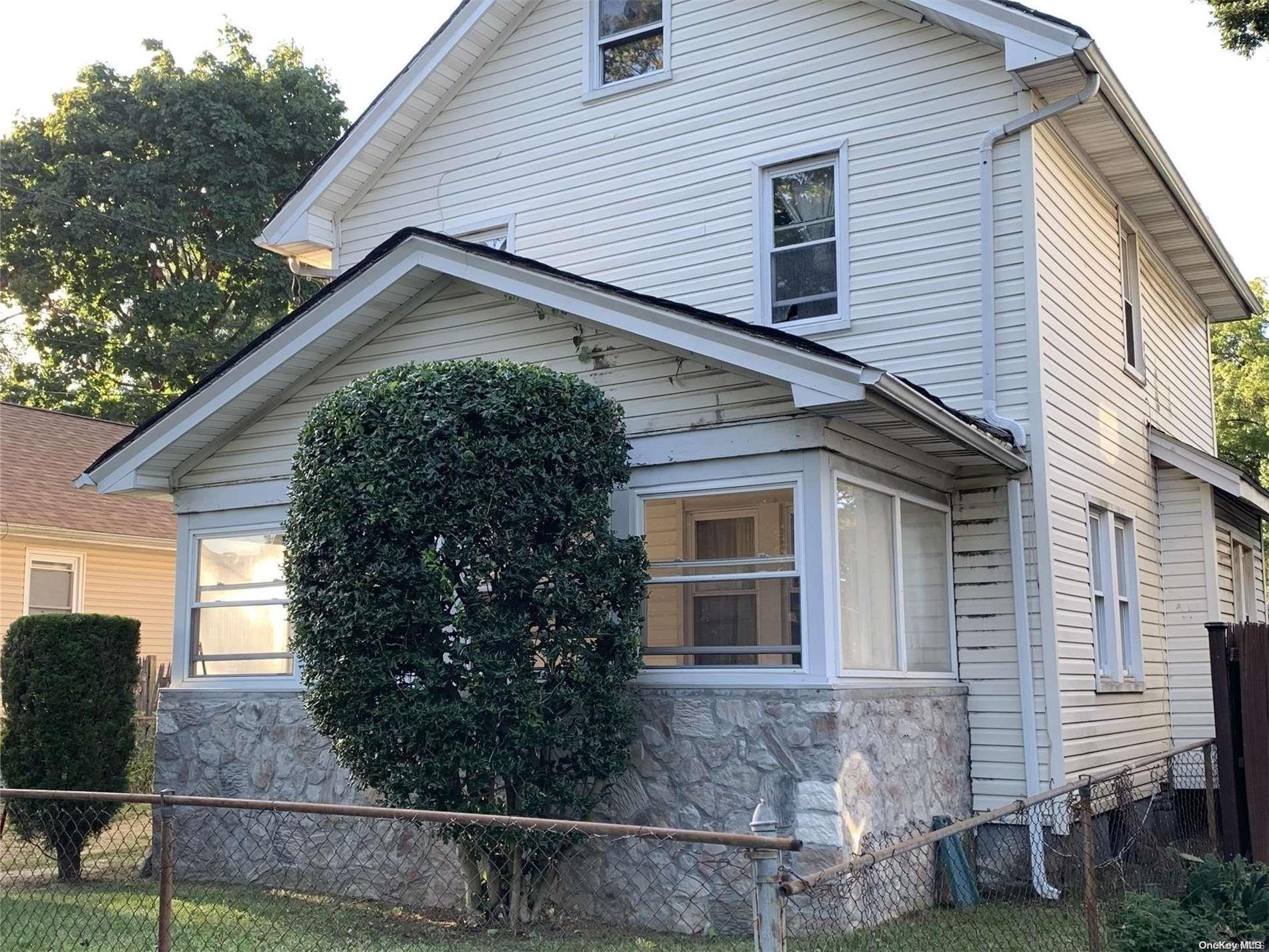 W Clinton Ave, Roosevelt, NY 11575