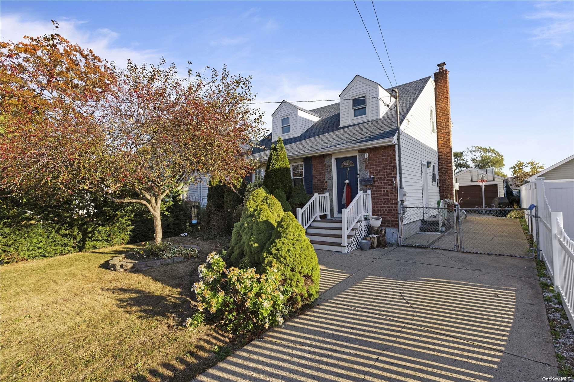 Broadmore Ln, Westbury, NY 11590