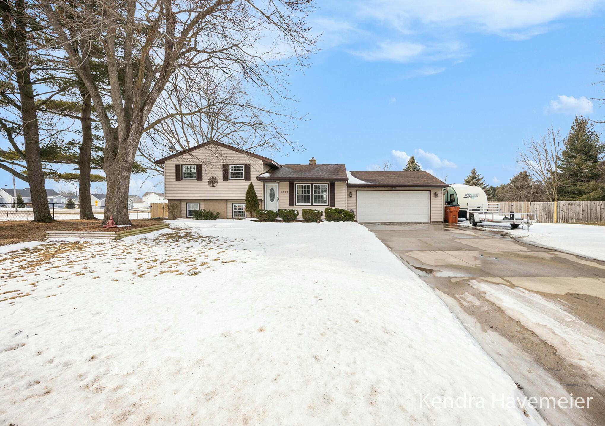Woodhills Dr Ne, Rockford, MI 49341