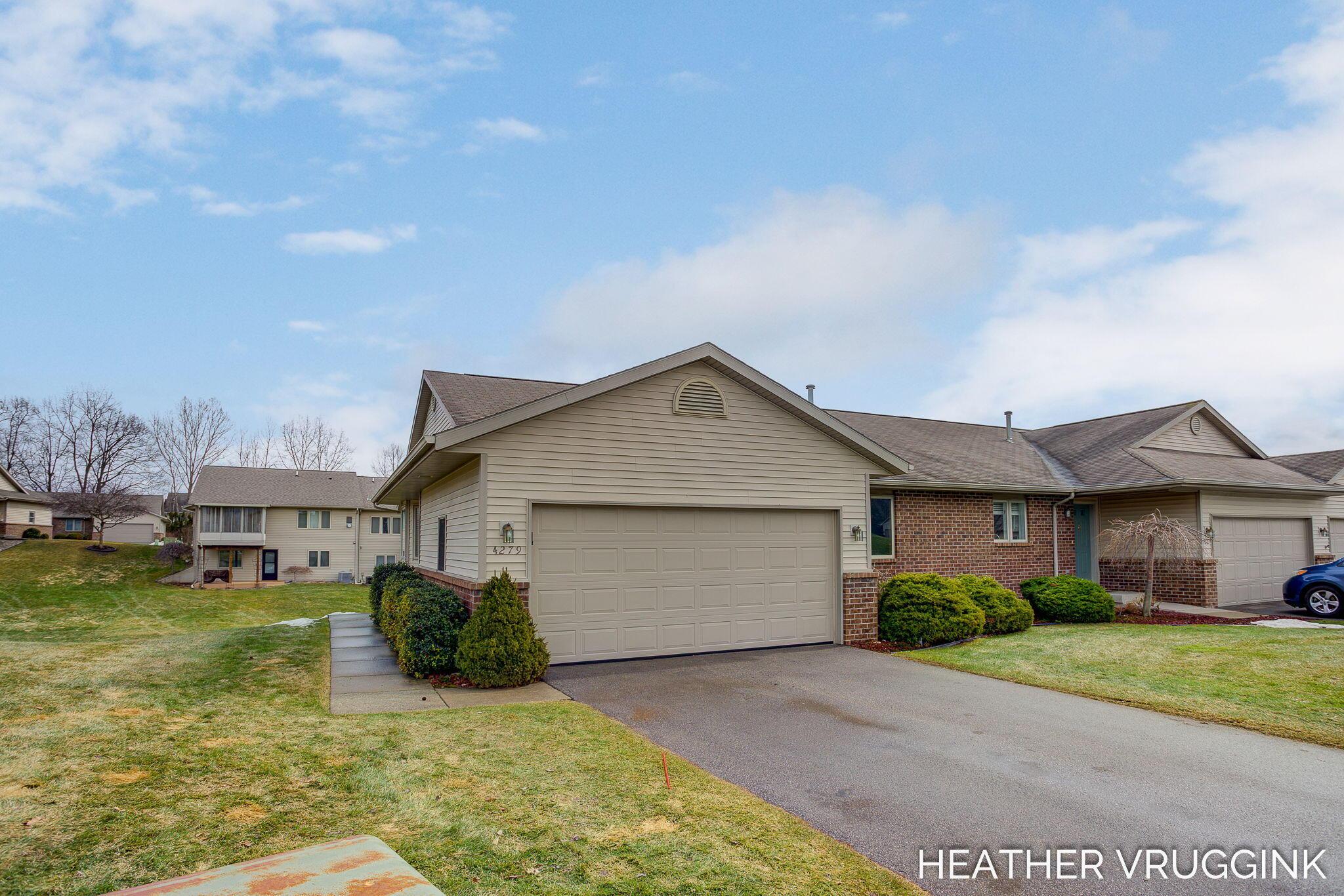 Oakridge Dr Nw, Grand Rapids, MI 49534
