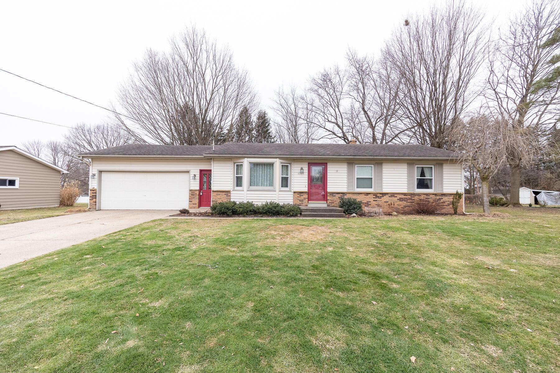 Sherwood Dr, Jenison, MI 49428