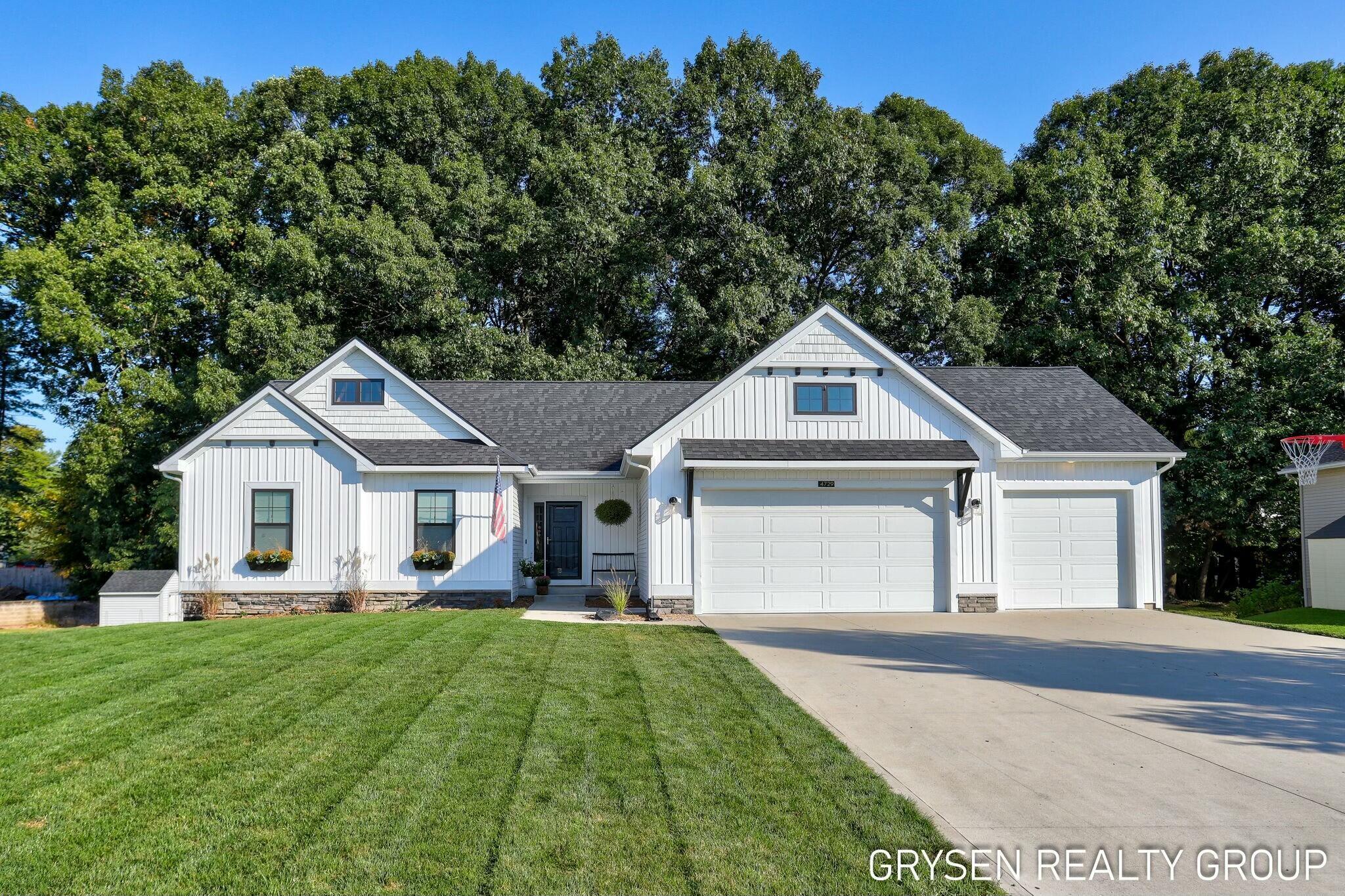 Salem Dr, Hudsonville, MI 49426