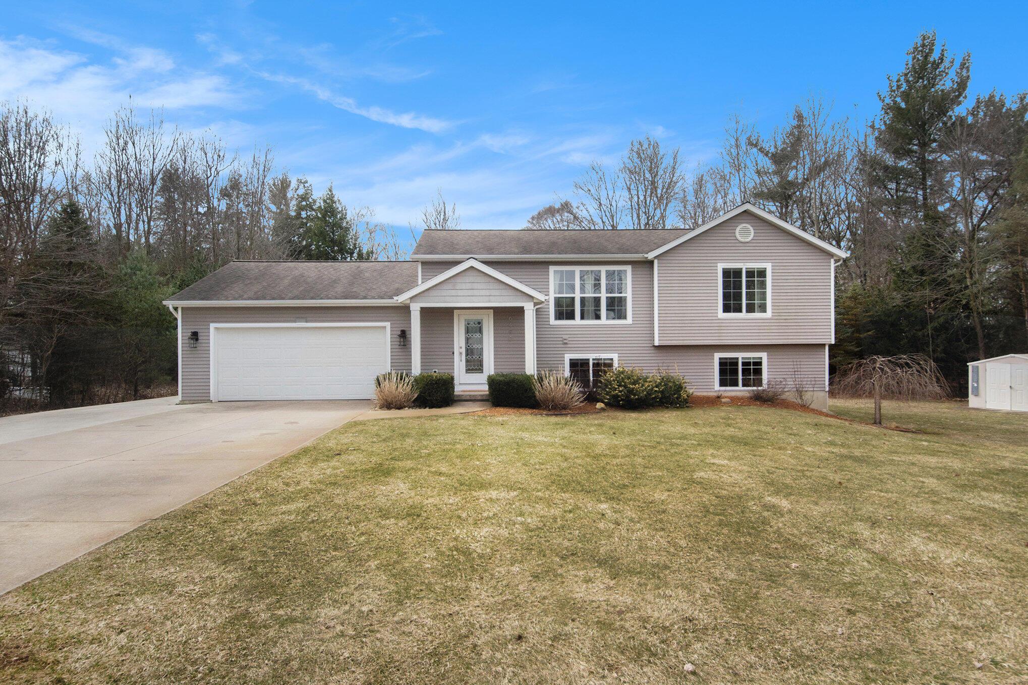 Pine Point Ct, Coopersville, MI 49404