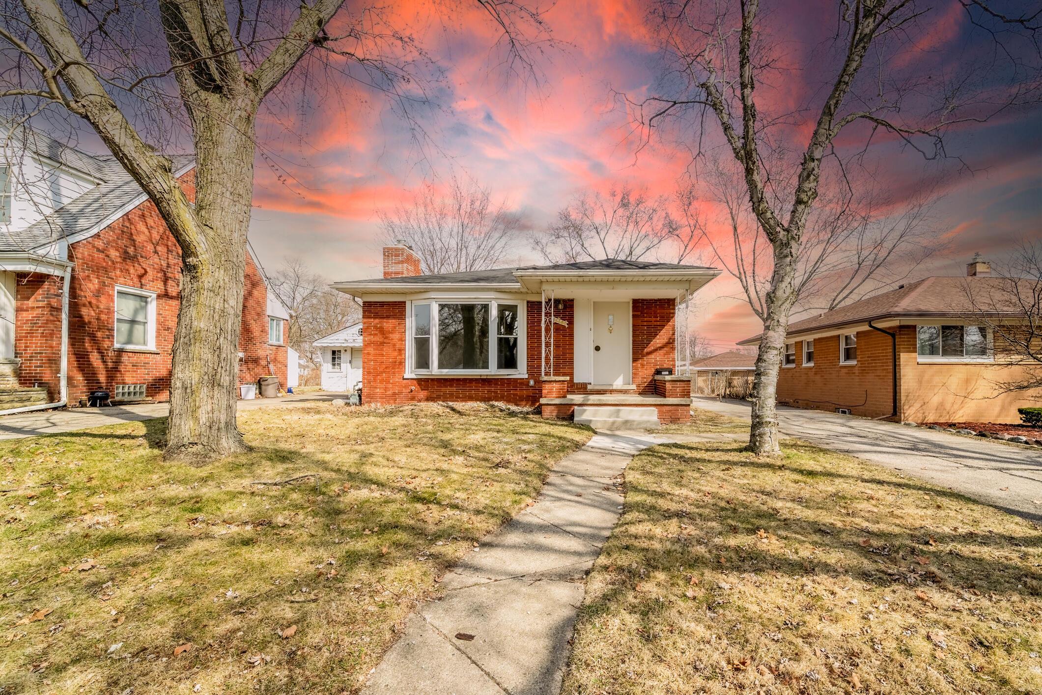 Lola Dr, Redford, MI 48240