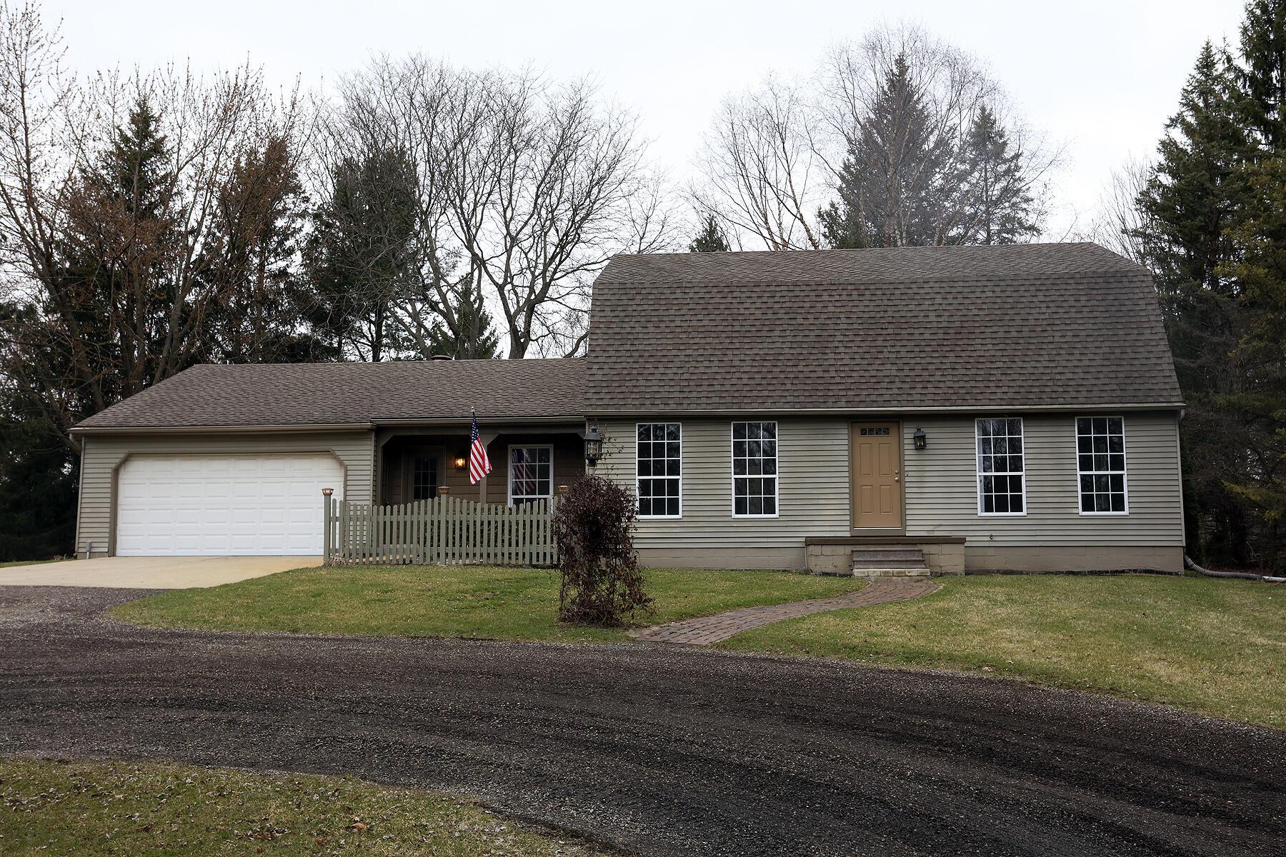 Lodimeadow Dr, Saline, MI 48176