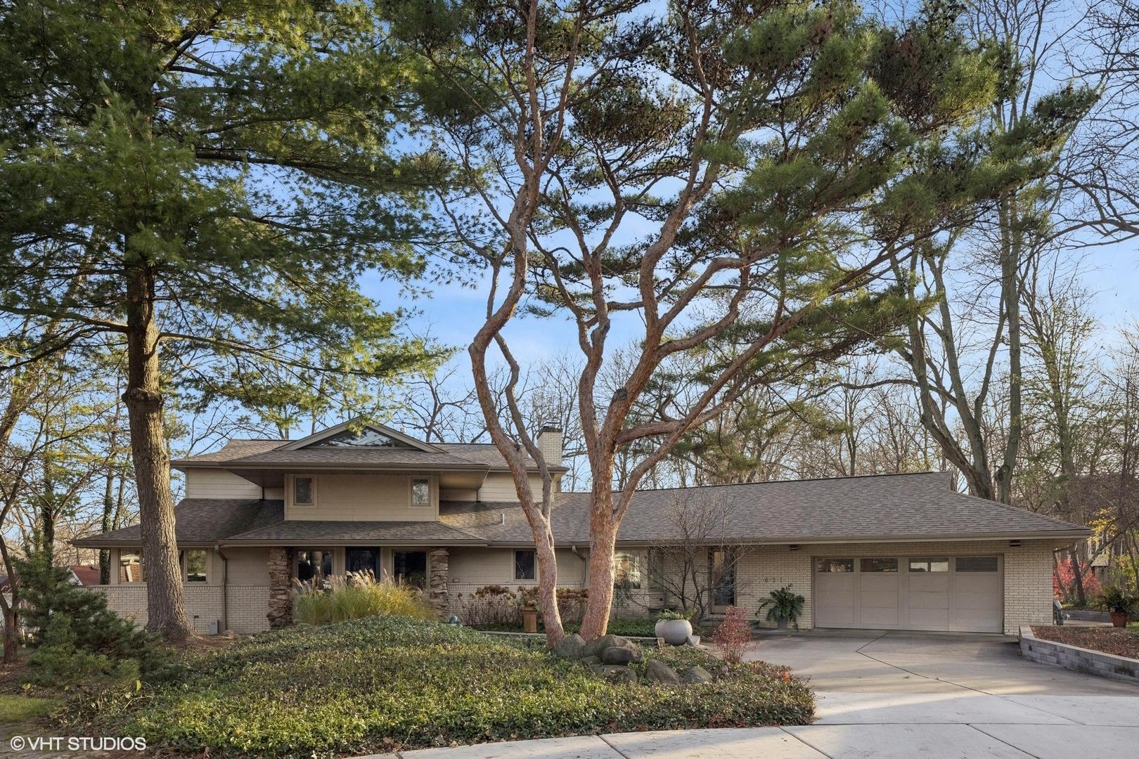 Carolyn Dr, Glen Ellyn, IL 60137