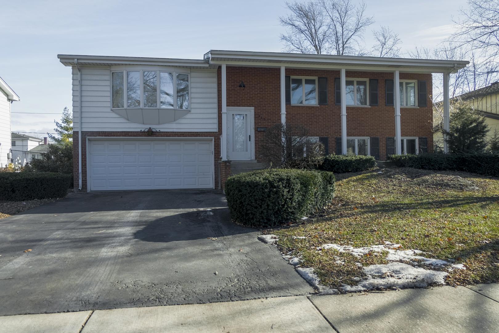 N Country Club Dr, Addison, IL 60101