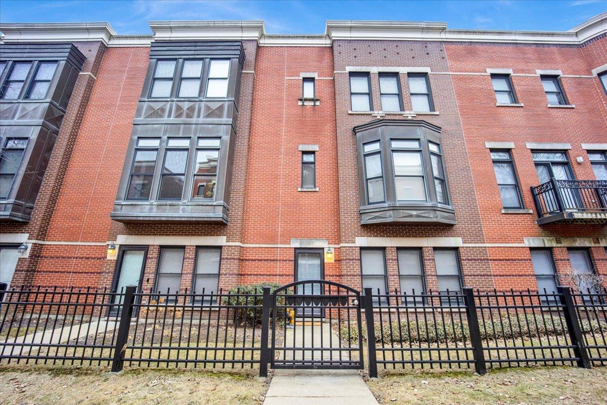 W College Pkwy, Chicago, IL 60608