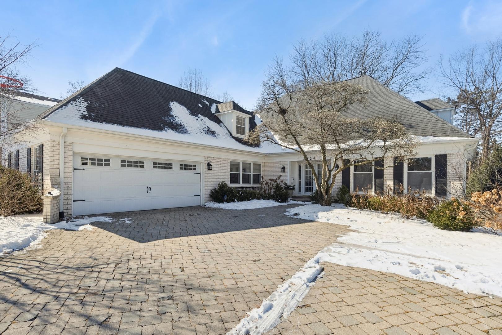 Lawn Dr, Western Springs, IL 60558