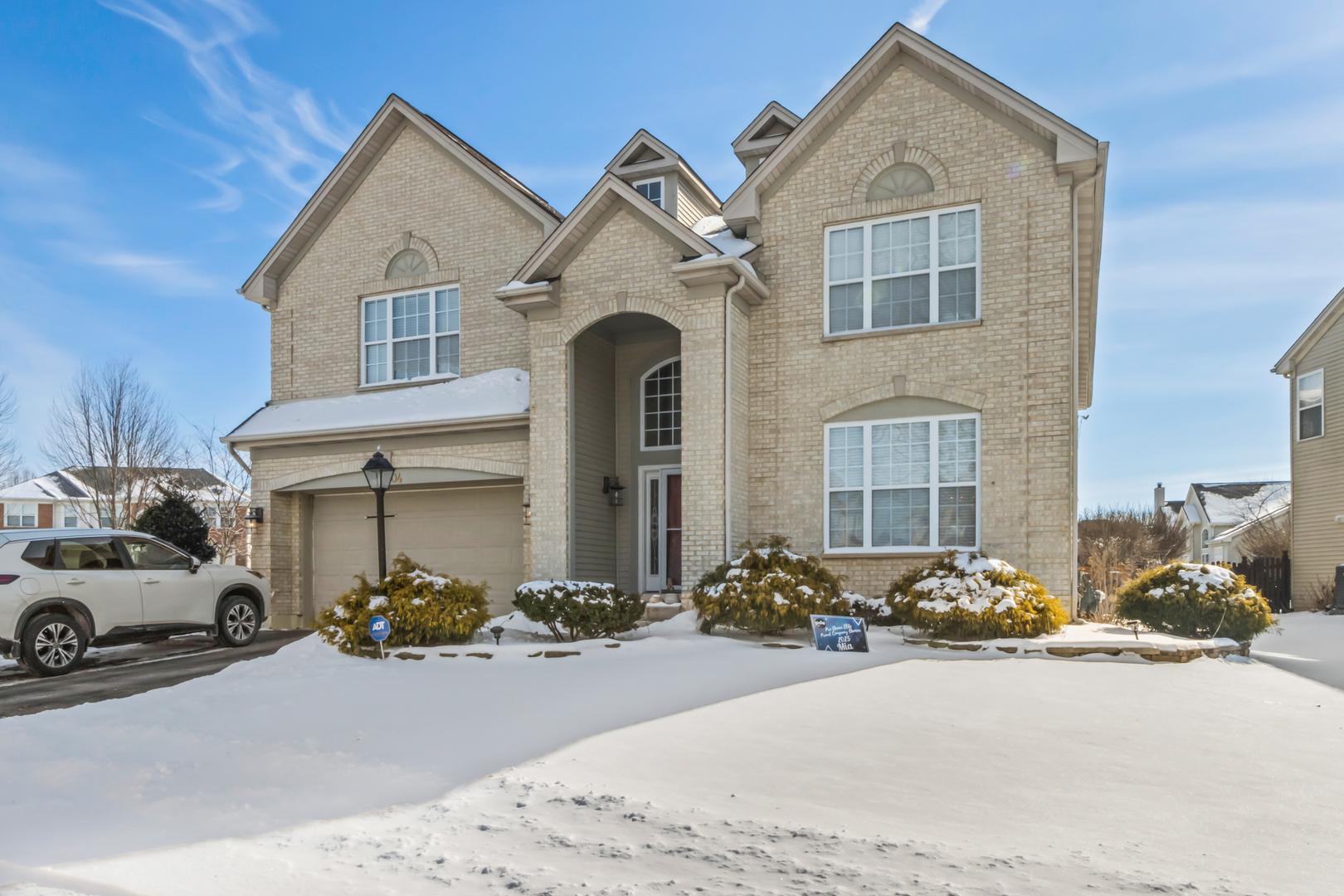 Hawkwood Ct, Carpentersville, IL 60110
