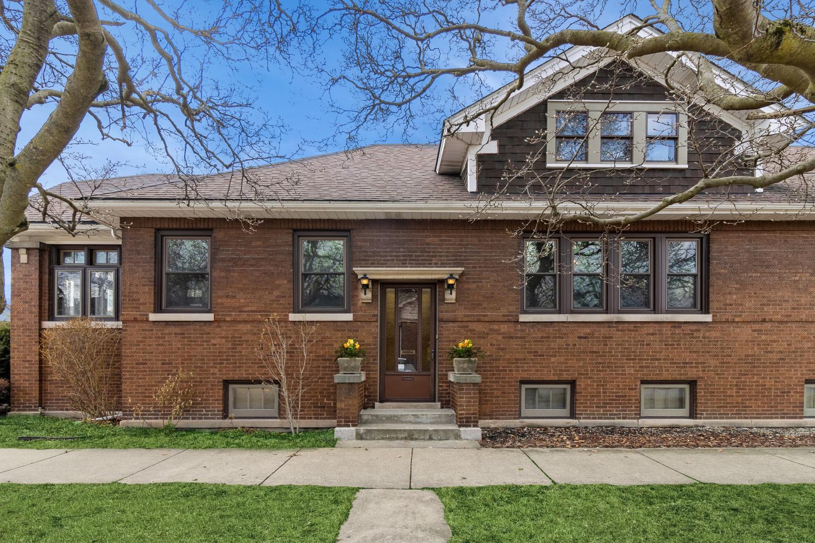 W Belle Plaine Ave, Chicago, IL 60641