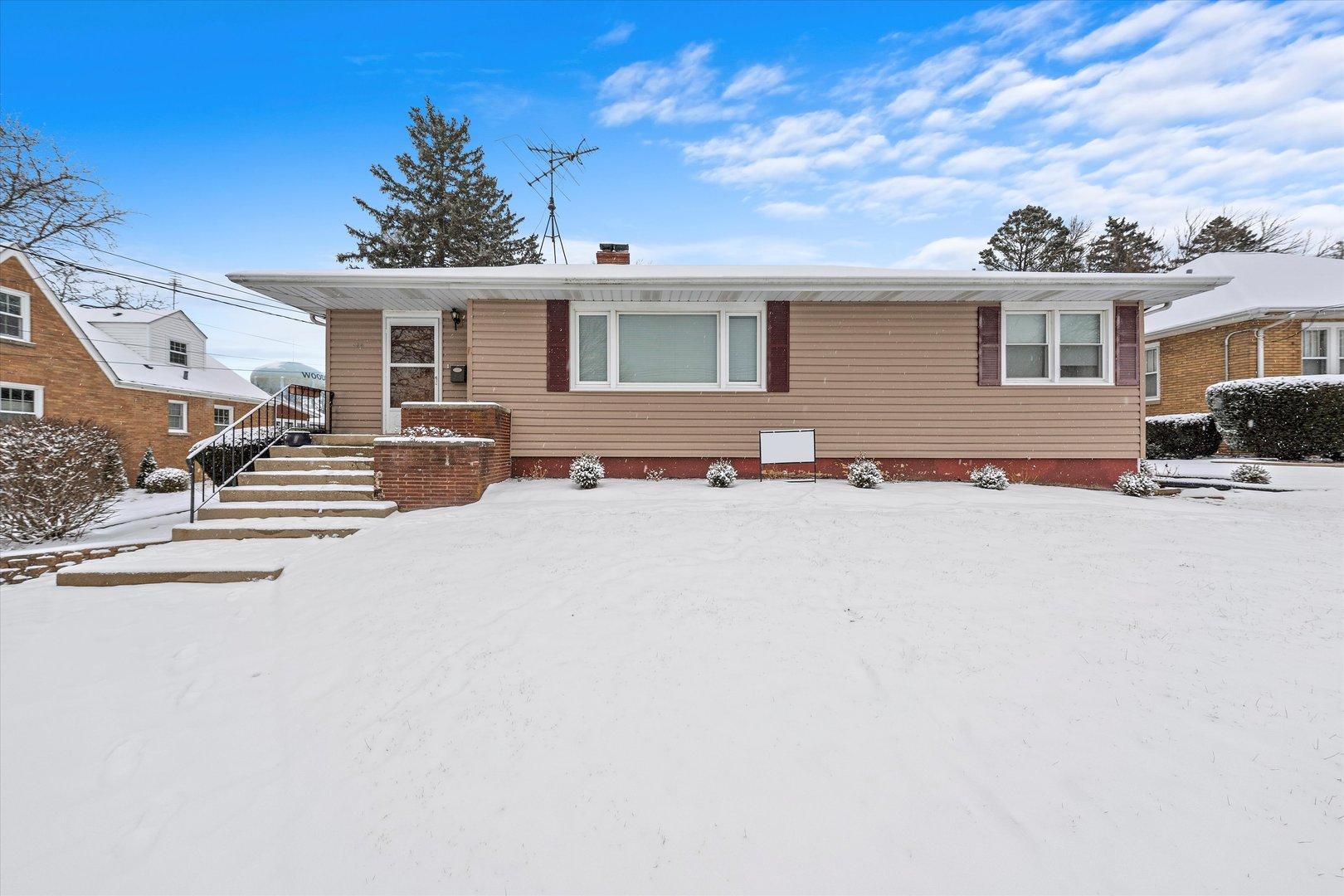 W South St, Woodstock, IL 60098