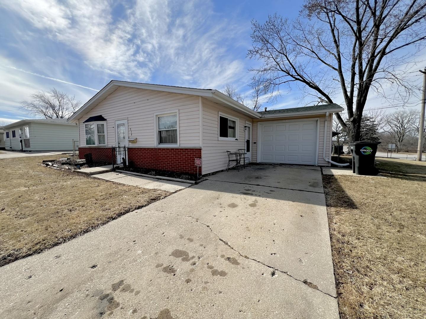 Walnut Dr, Streamwood, IL 60107