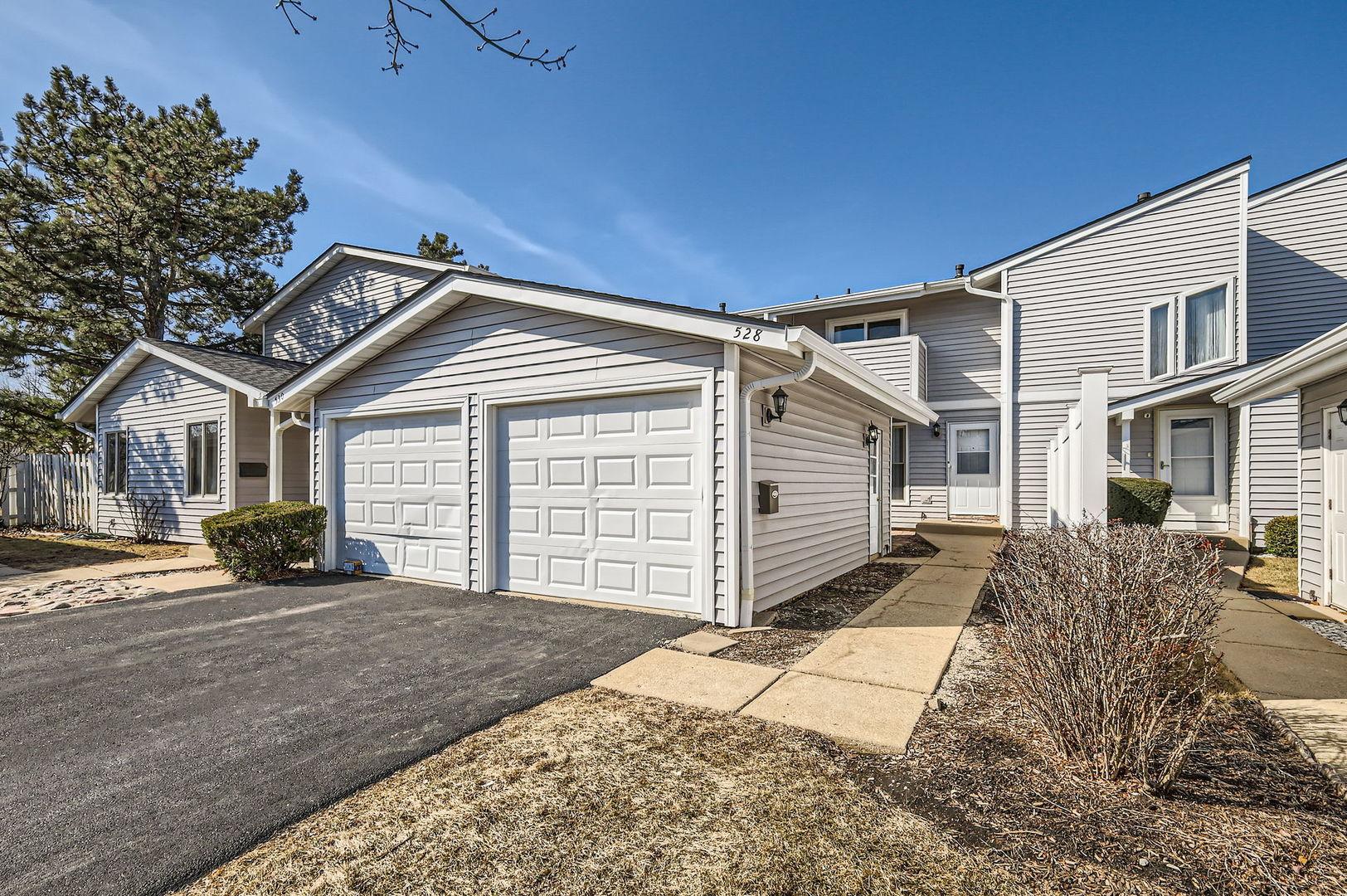 Queens Ct, Schaumburg, IL 60193