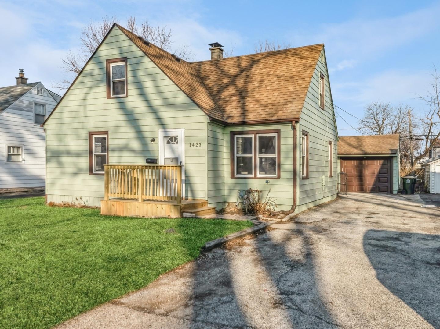 Pine Grove Ave, Round Lake Beach, IL 60073