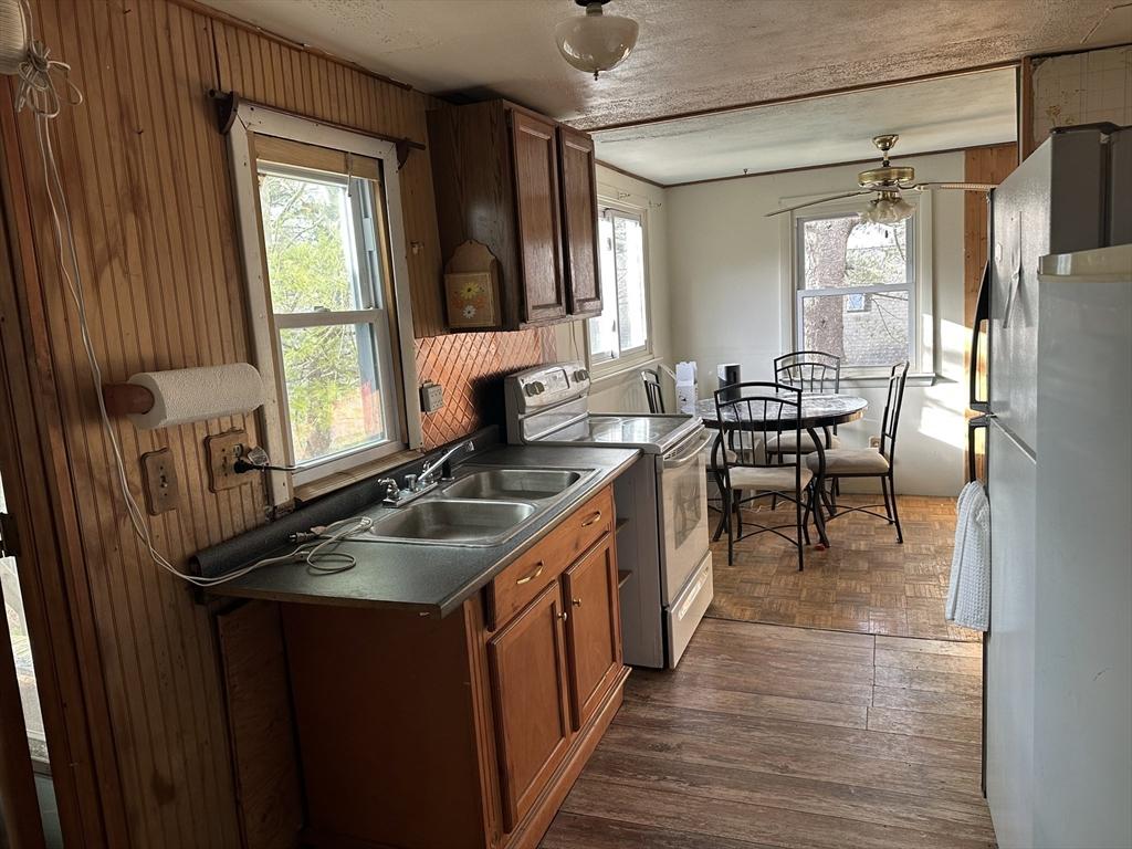 Henry Rd, Wales, MA 01081