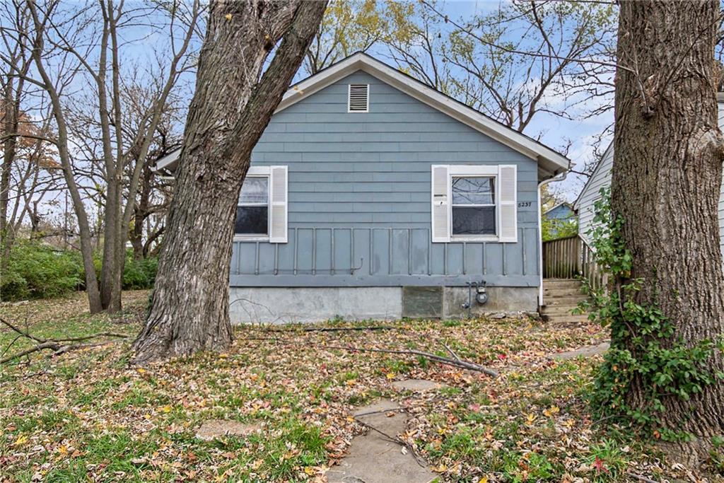 Flora Ave, Kansas City, MO 64131