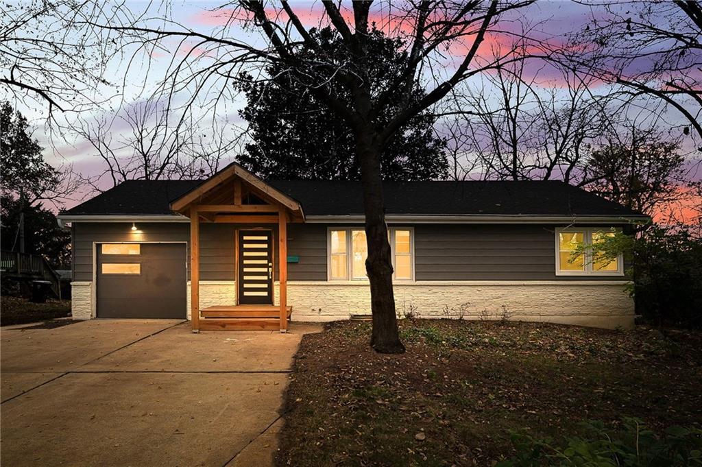 Walnut St, Kansas City, MO 64114