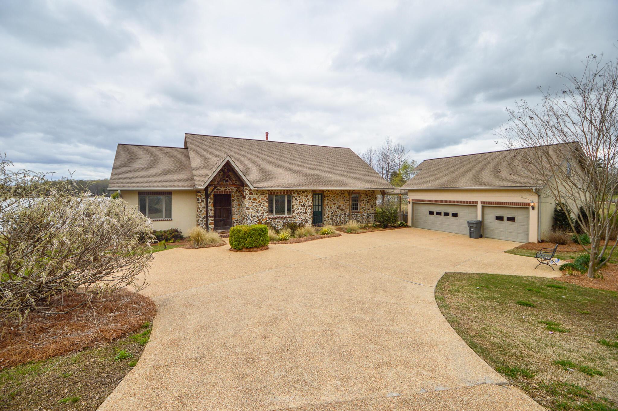 E Lakeshore Dr, Starkville, MS 39759