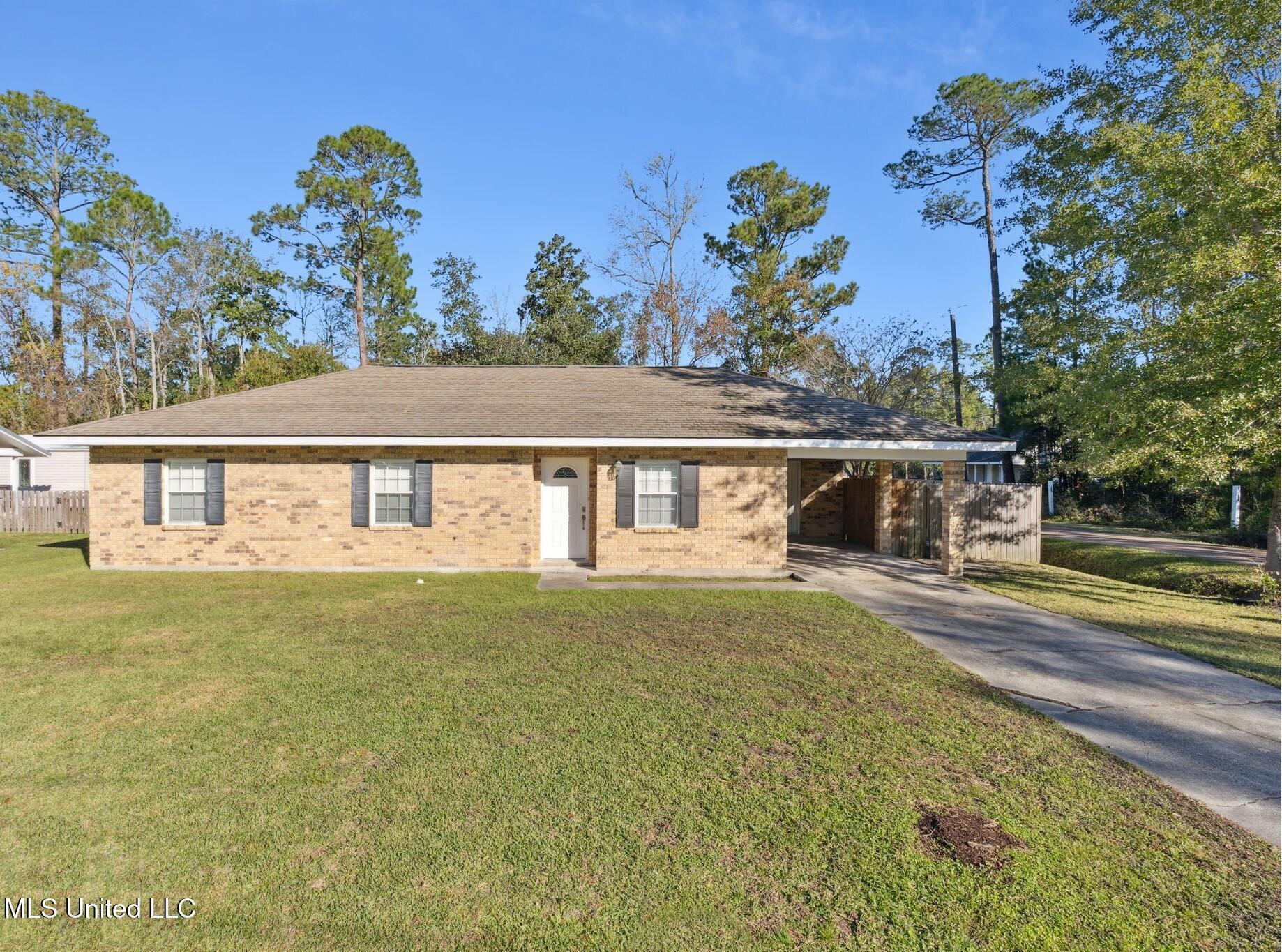 Rue De Lasalle St, Waveland, MS 39576