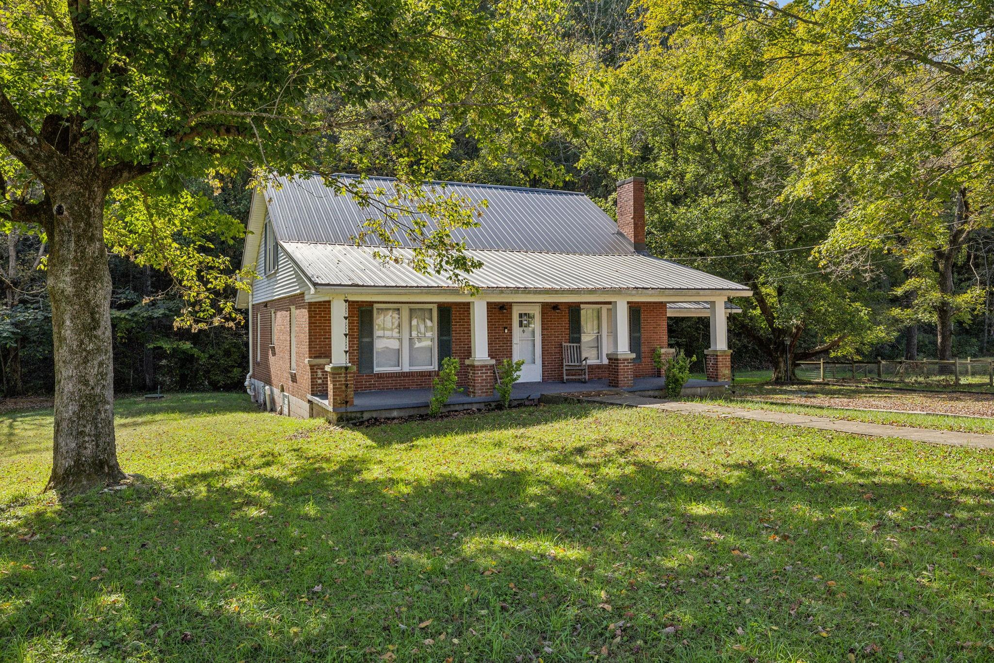 Water St, Charlotte, TN 37036