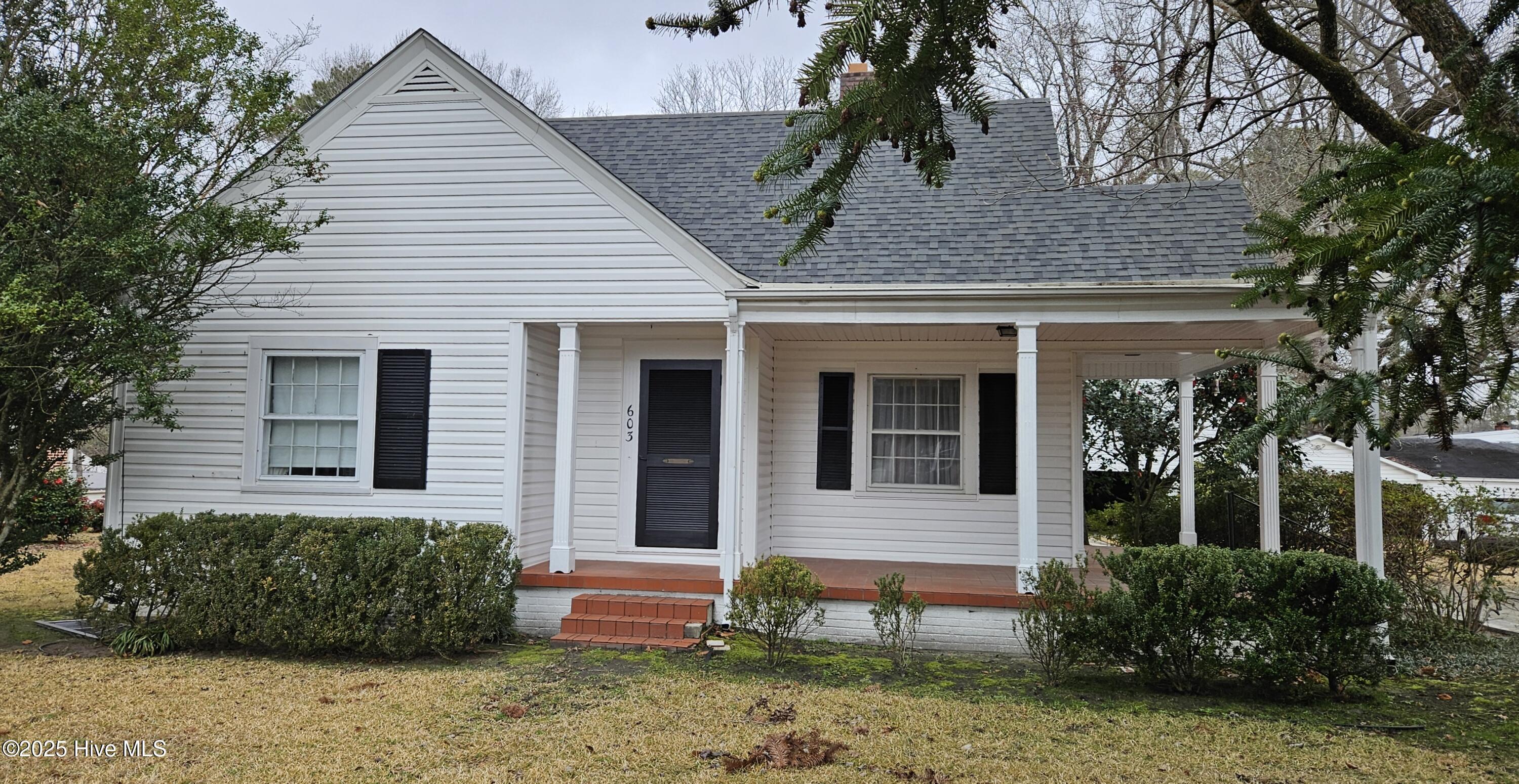 Woodrow St, Clinton, NC 28328