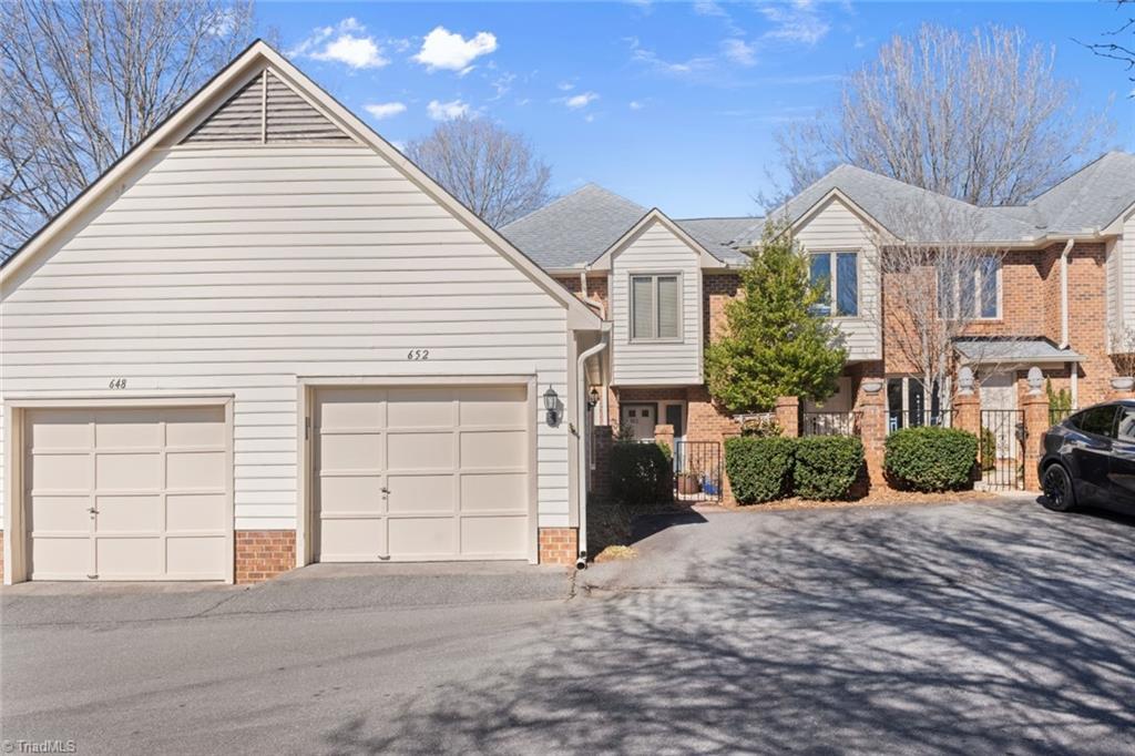 Croston Dr, Winston Salem, NC 27104