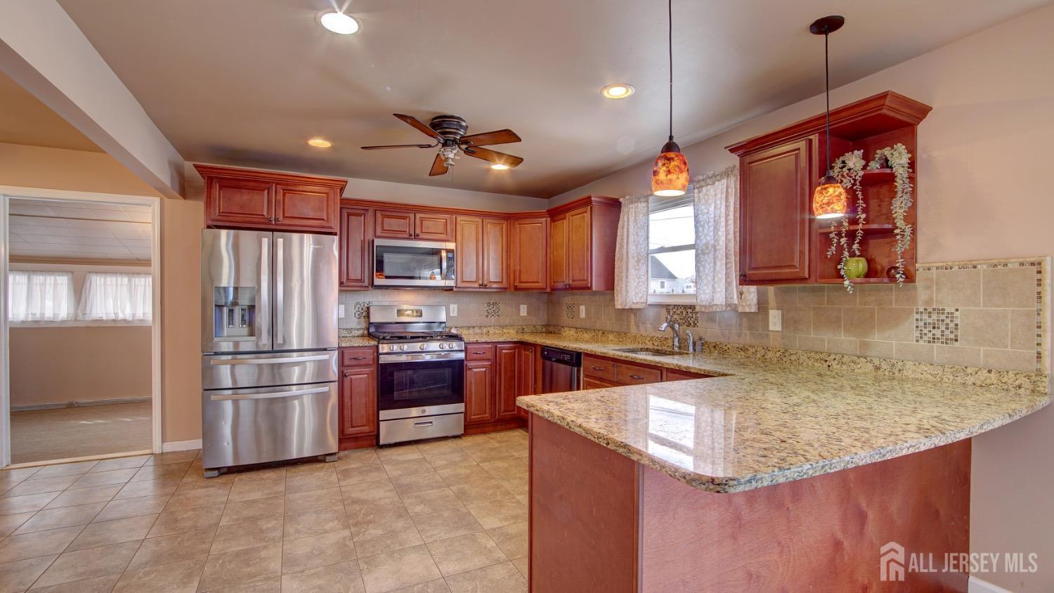 Pinetree Dr, Parlin, NJ 08859