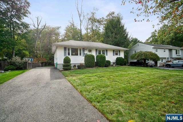 Swan Ln, Levittown, NY 11756