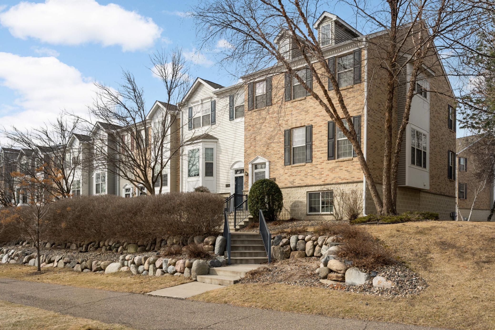 Porchlight Ln, Eden Prairie, MN 55347