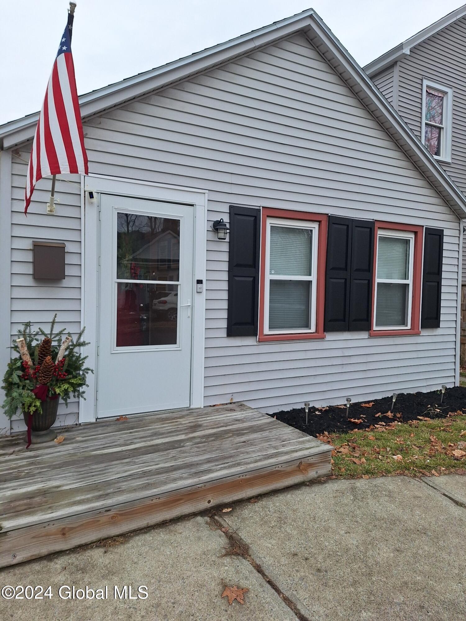 6th Ave, Troy, NY 12182