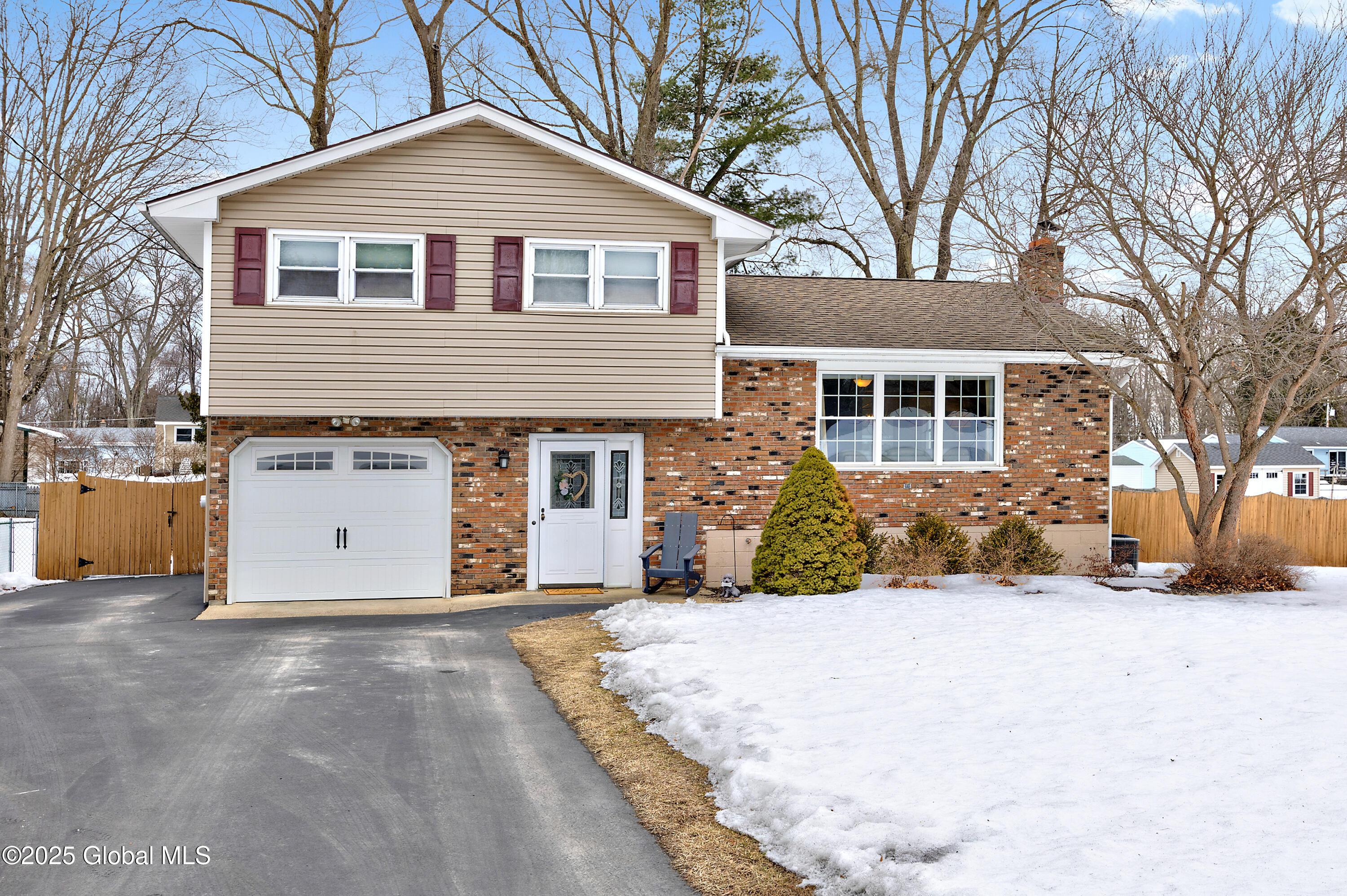 St Anna Ln, Schenectady, NY 12302