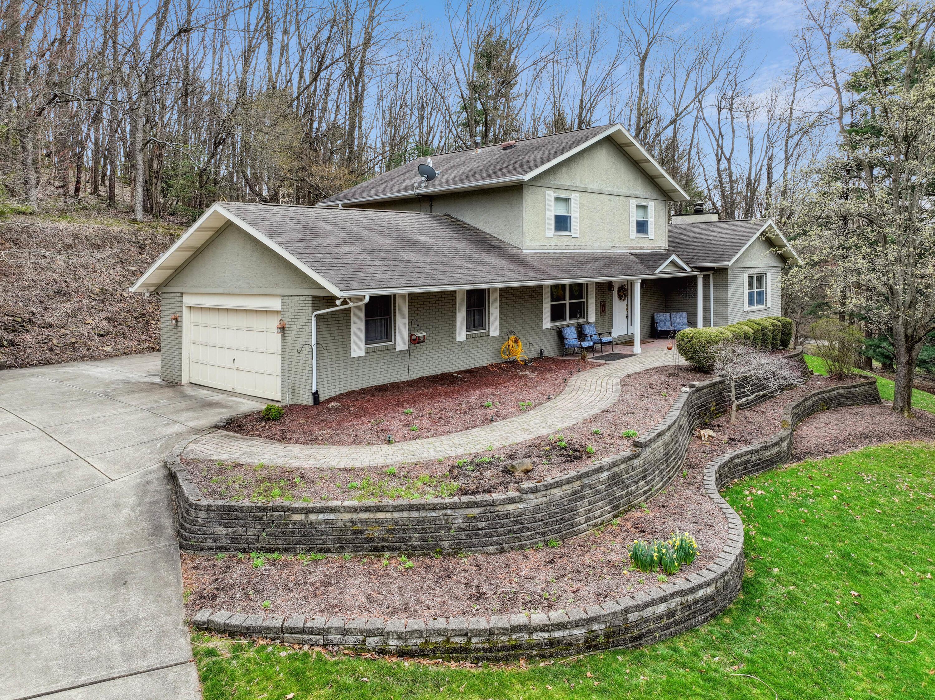 Howell Dr, Newark, OH 43055