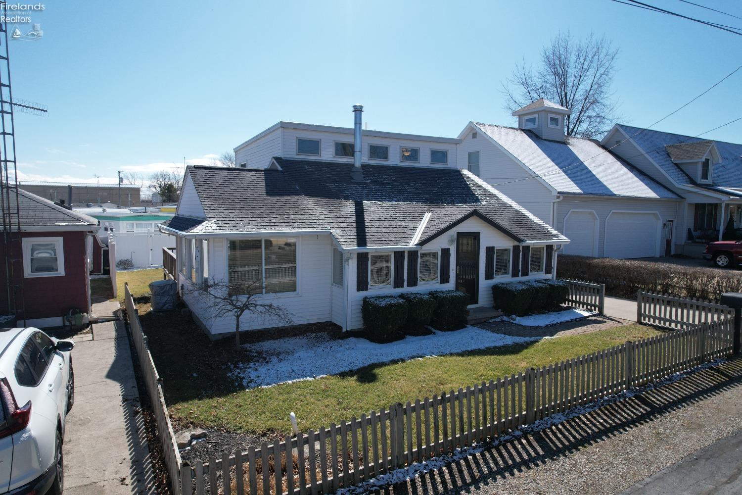 E Eastview Ln, Port Clinton, OH 43452