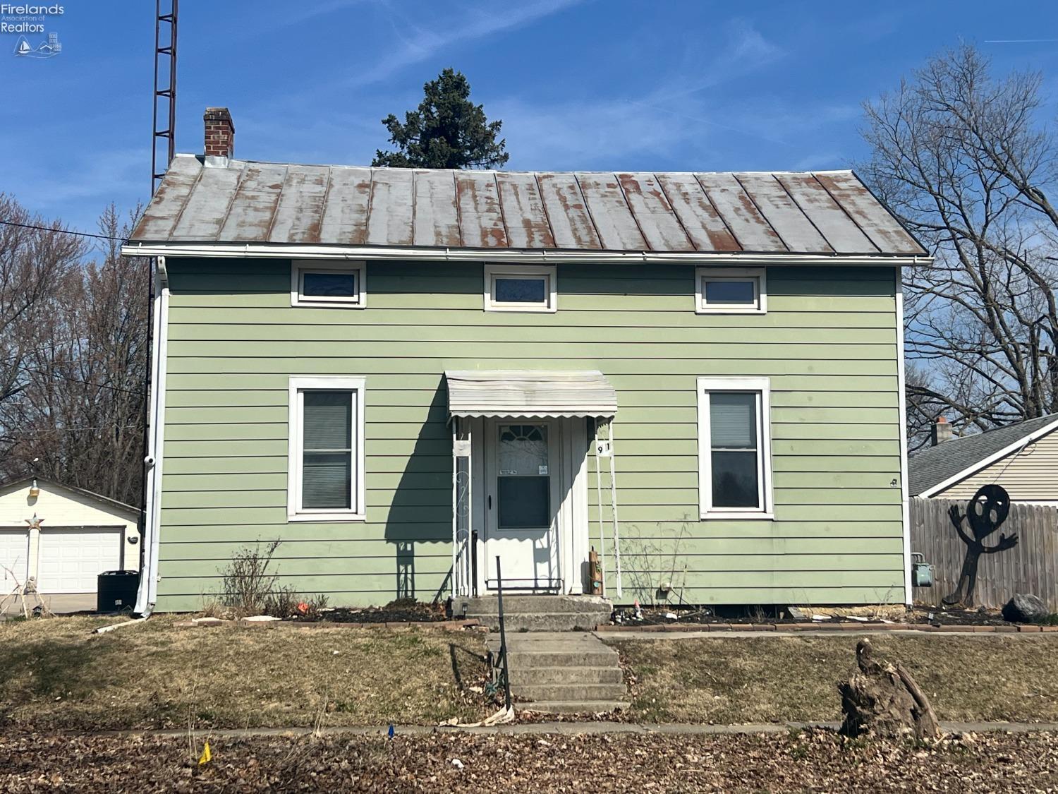 E Davis St, Tiffin, OH 44883