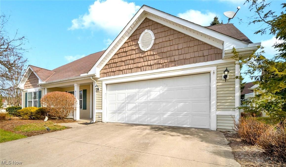 W Windsor Dr, Olmsted Falls, OH 44138