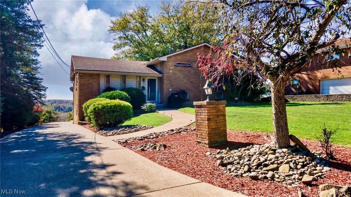 Eastview Dr, Weirton, WV 26062