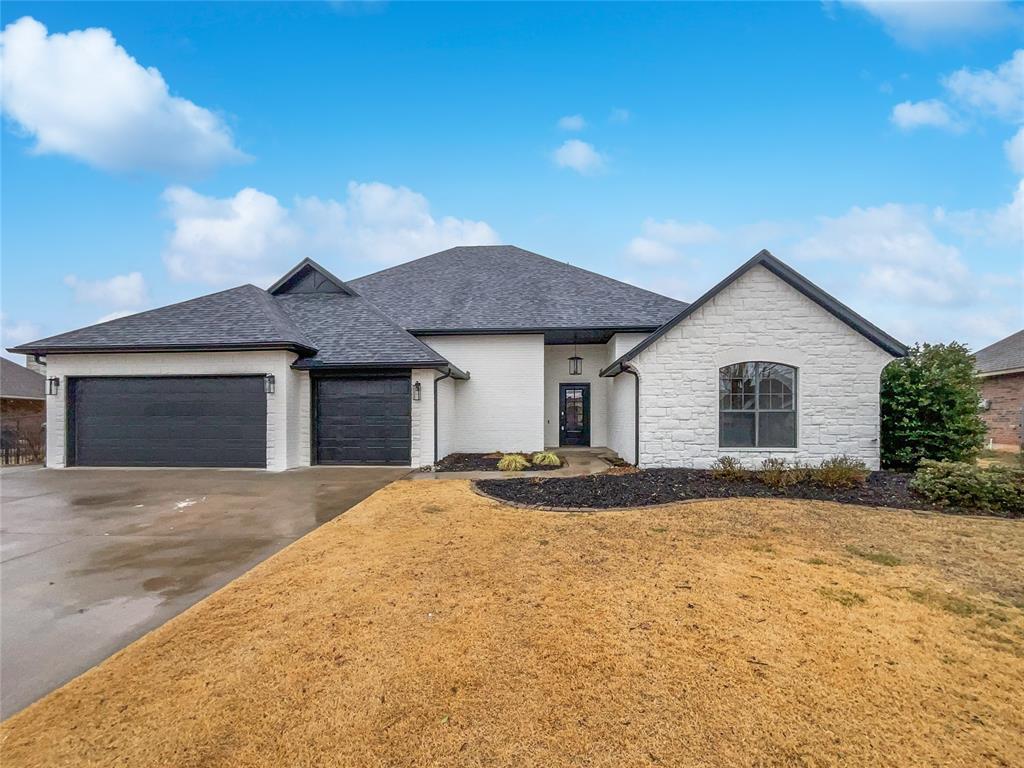 Lindsay Ln, Edmond, OK 73025