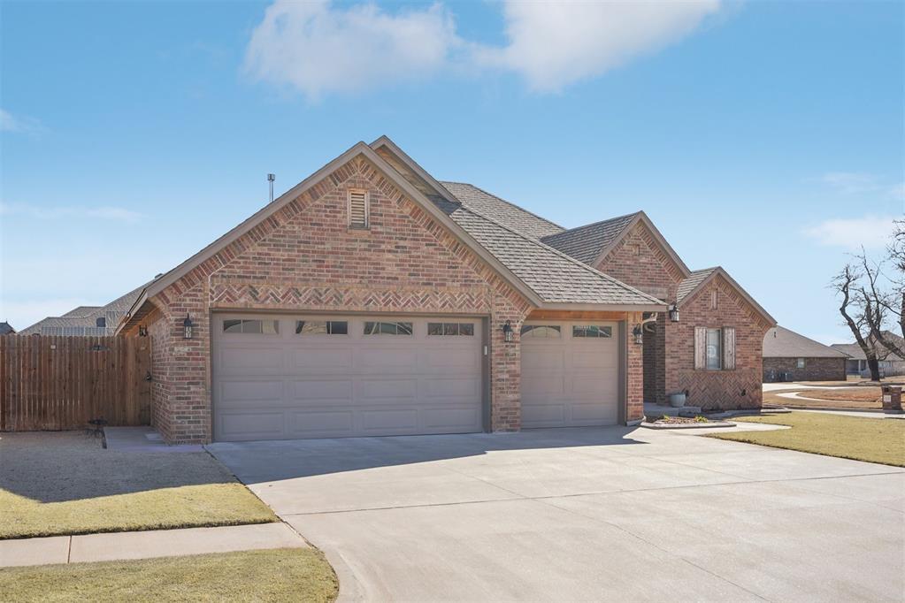 Hidalgo Ave, Mustang, OK 73064