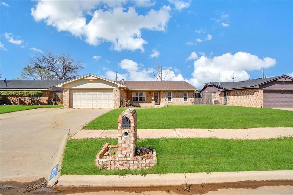 Comanche Trl, Altus, OK 73521