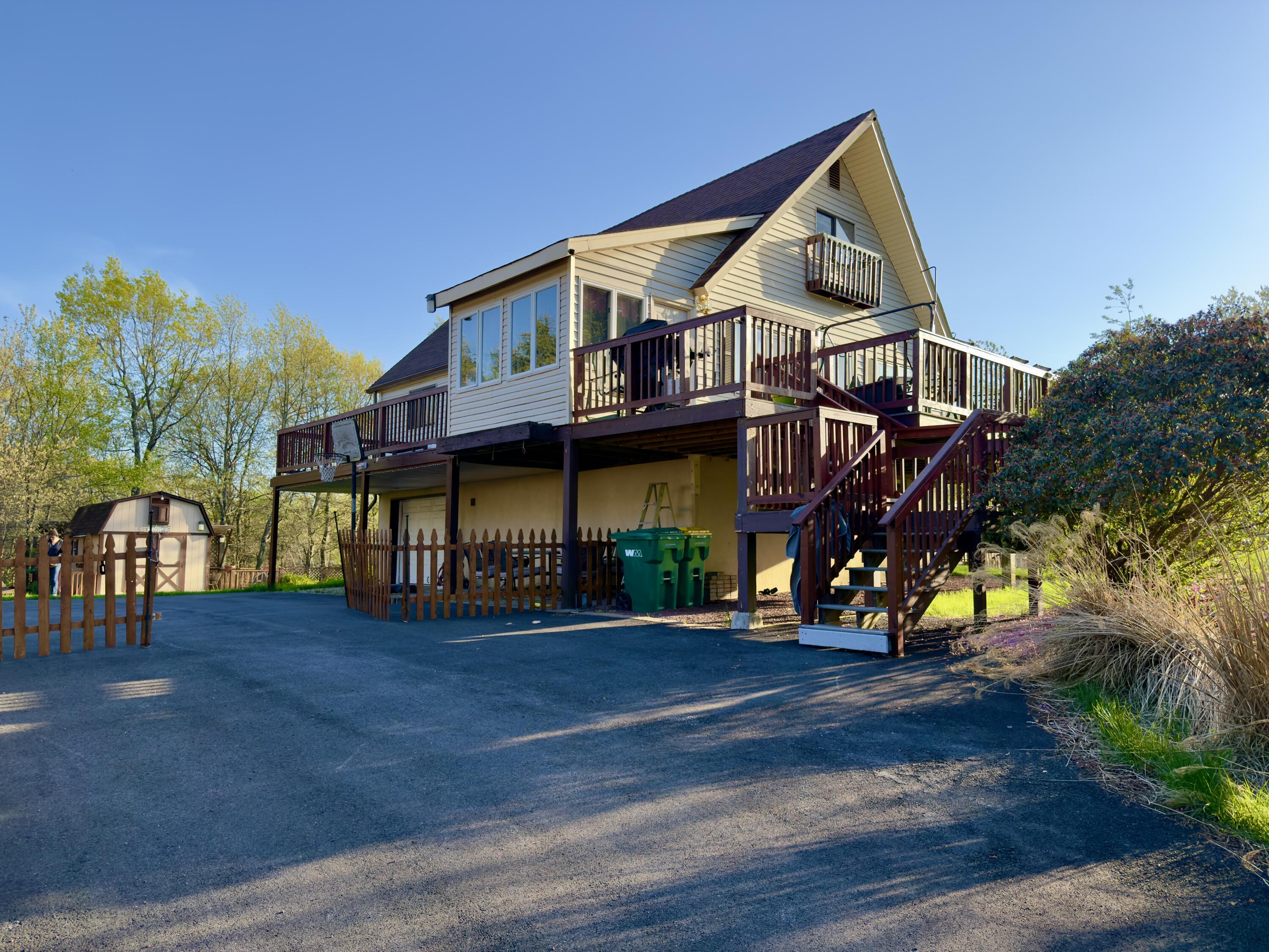 Glade Dr, Long Pond, PA 18334